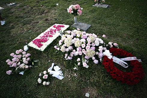 anna nicole smith grave. Picture note by Celebitchy: Here are pictures of the cemetery where Anna is 