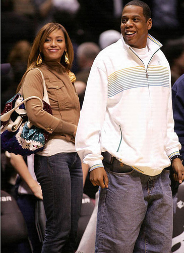 eyoncejayz.jpg jay z and beyonce kissing. eyoncejayz.jpg