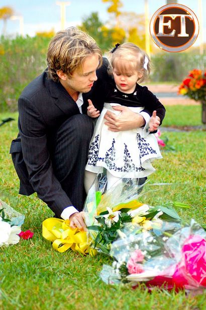 anna nicole smith grave.  to the grave site of her mother, the infamous departed Anna Nicole Smith 