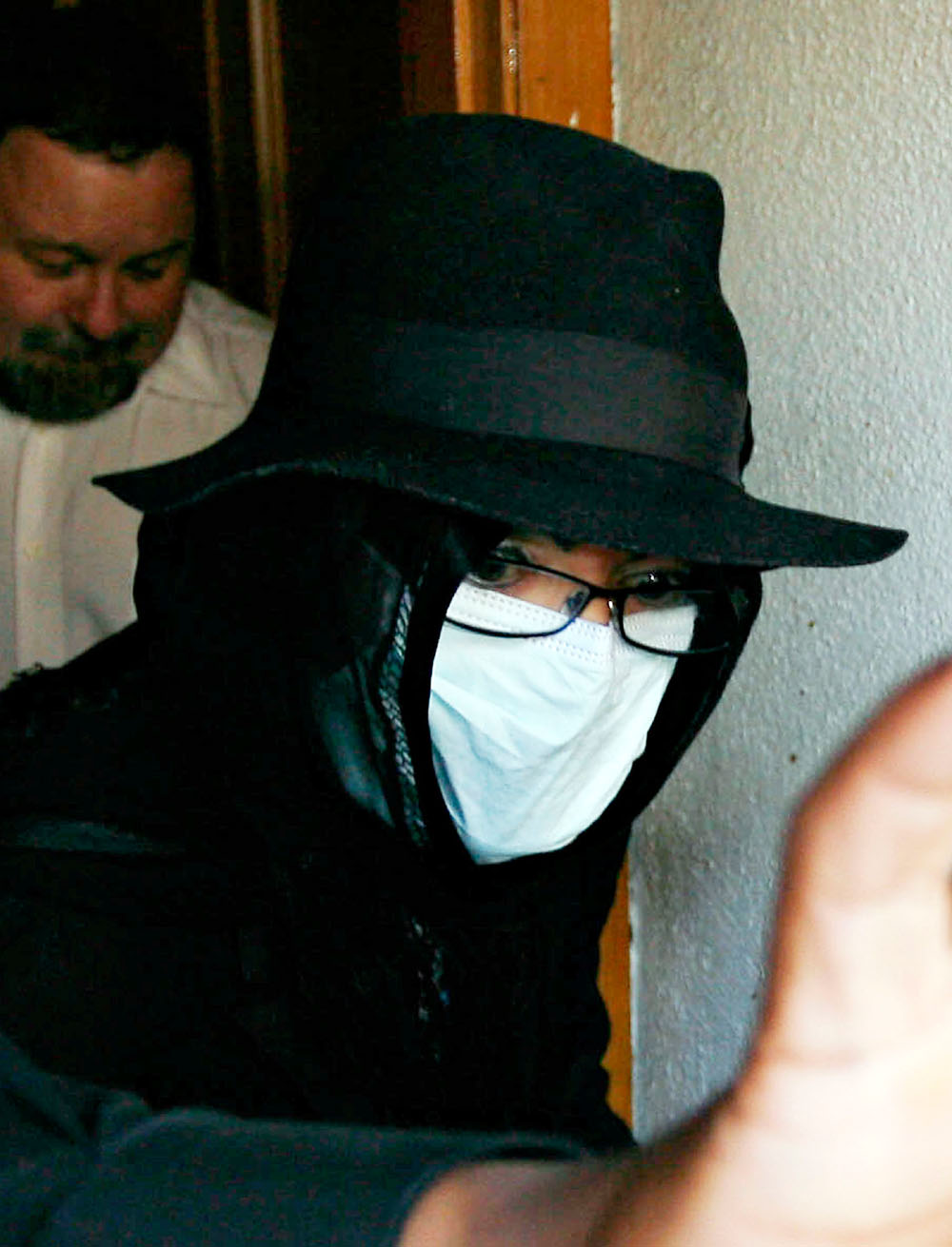 fp_1805876_michael_jackson_exits_a_medical_building_in_beverly_hills_