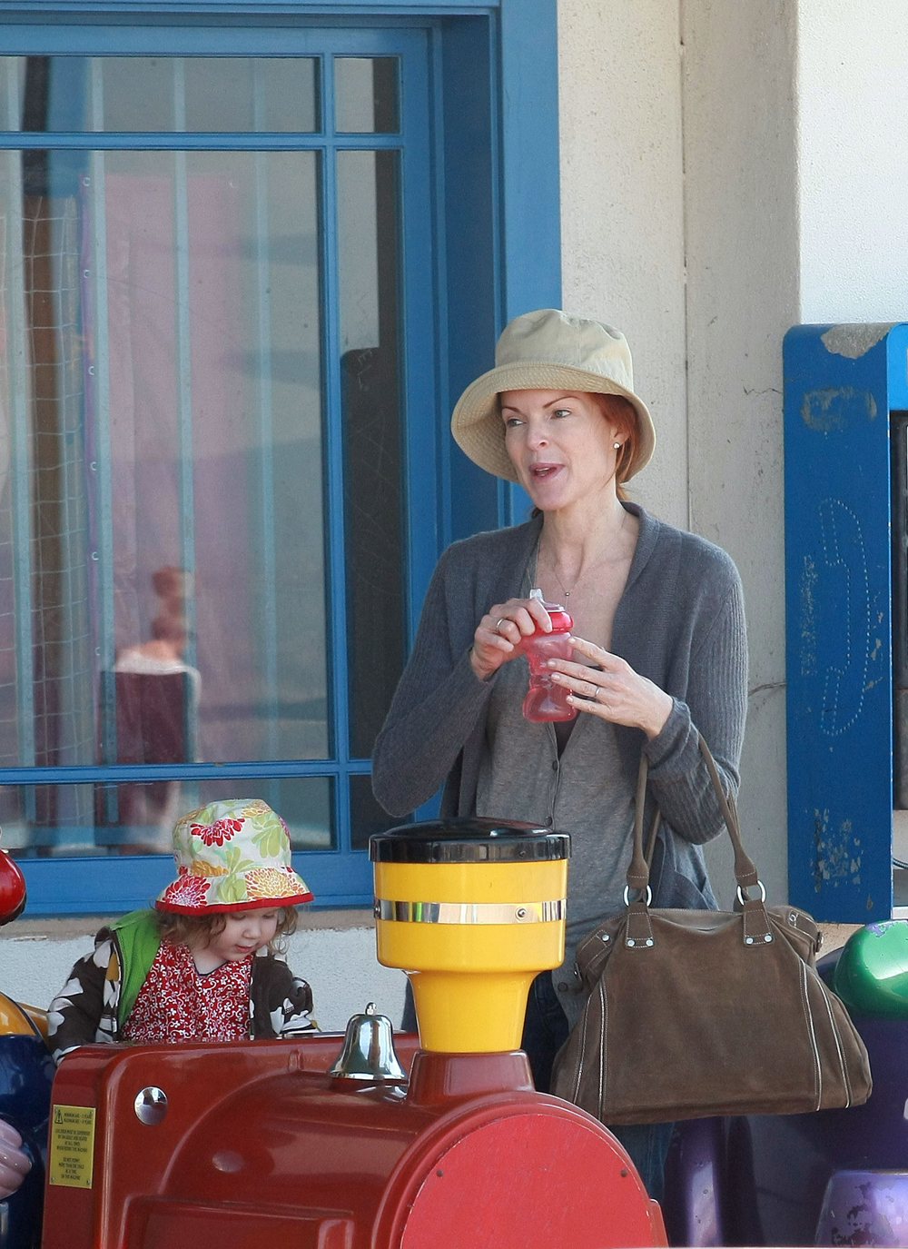 fp_1970989_marcia_cross_and_kids_play_on_santa_monica_pier