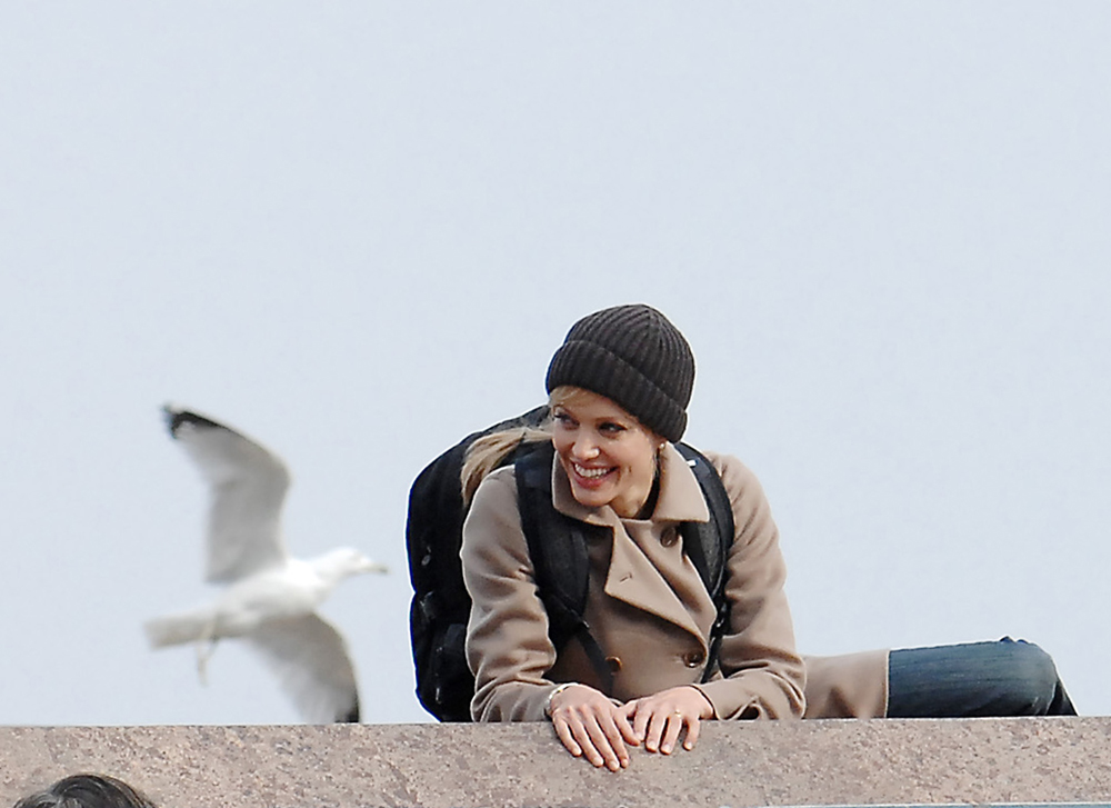 fp_1971396_angelina_jolie_does_her_own_stunts_on_the_set_of_satl_