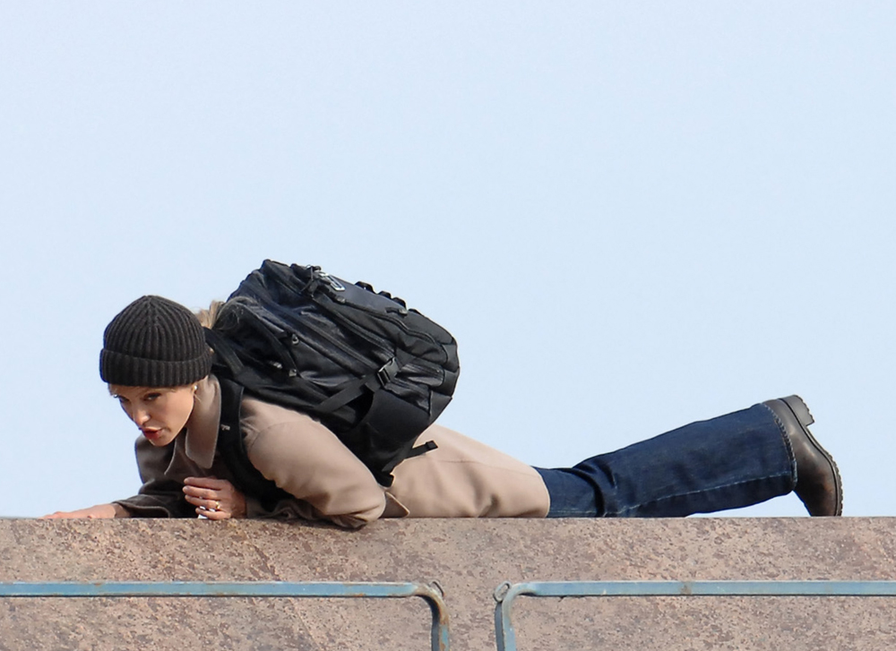 fp_1971420_angelina_jolie_does_her_own_stunts_on_the_set_of_satl_