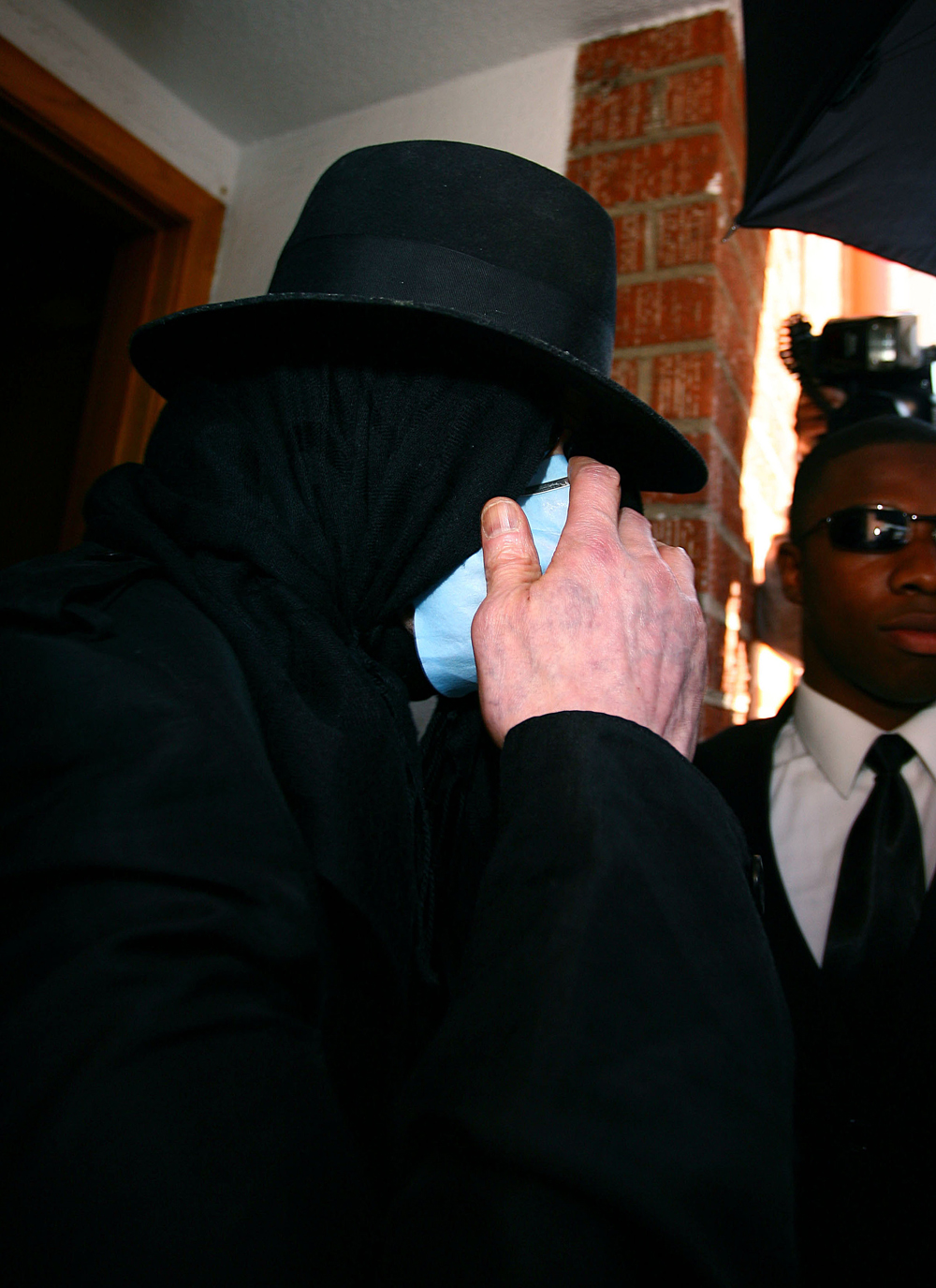 fp_1992893_michael_jackson_appears_to_be_ailing_as_he_leaves_skin_clinic