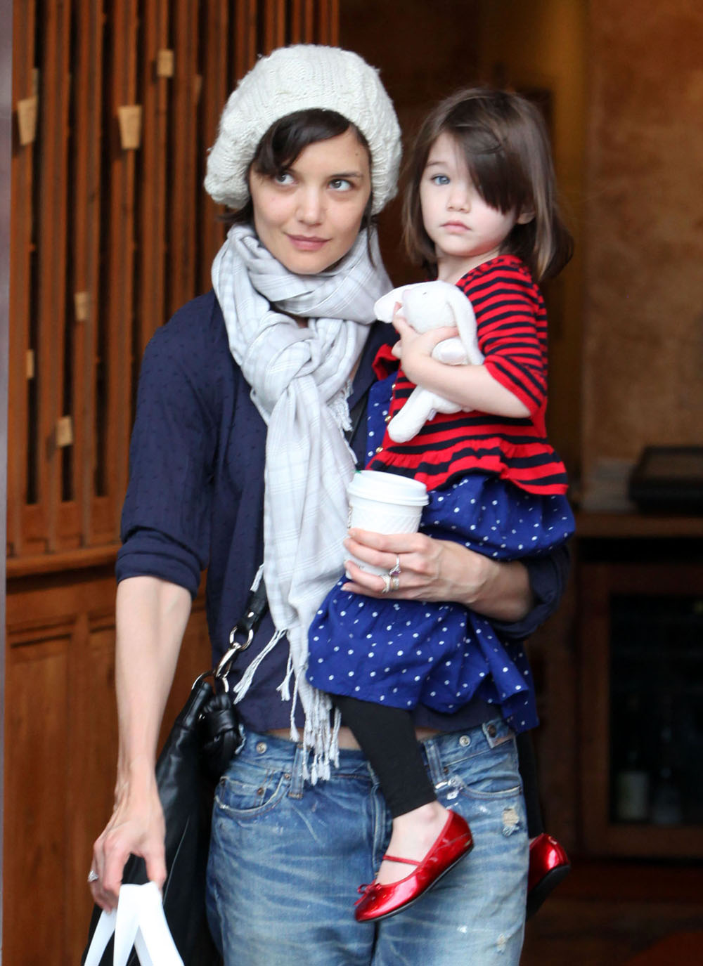 fp_2021992_katie_holmes_gets_take_out_for_suri_cruise_and_beckham_boys