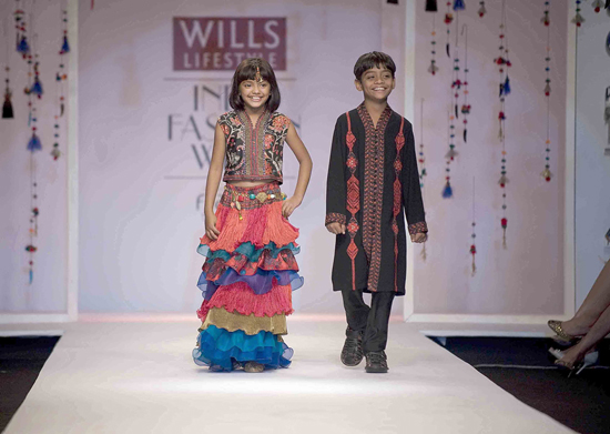 fp_2014545_slumdog_millionaire_kids_hit_the_runway