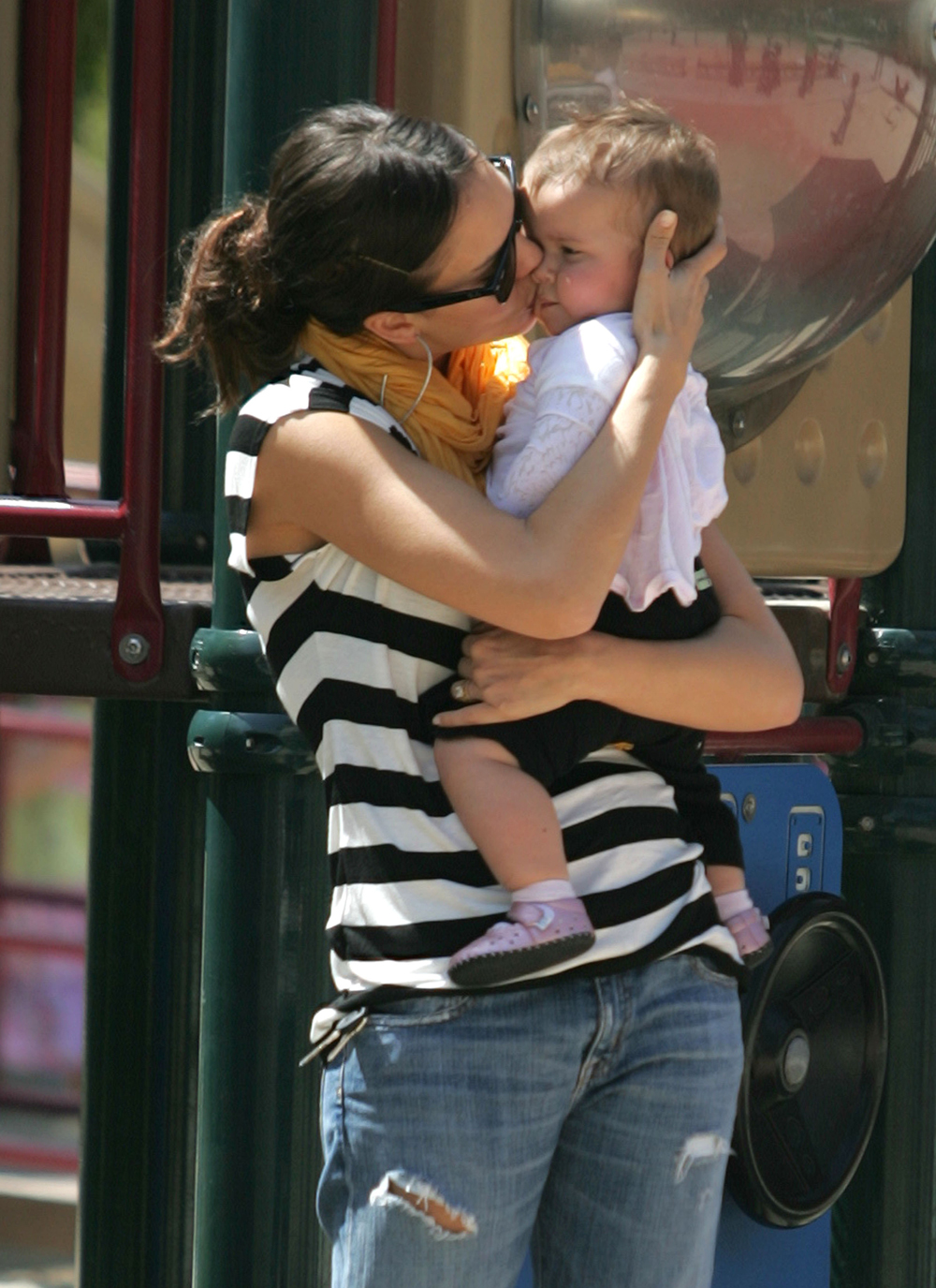 fp_2055254_jessica_alba_and_little_honor_play_in_the_park__