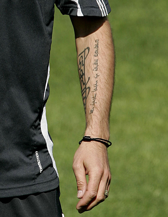 Here's David and his tattoo in 2007. Images thanks to Fame Pictures .