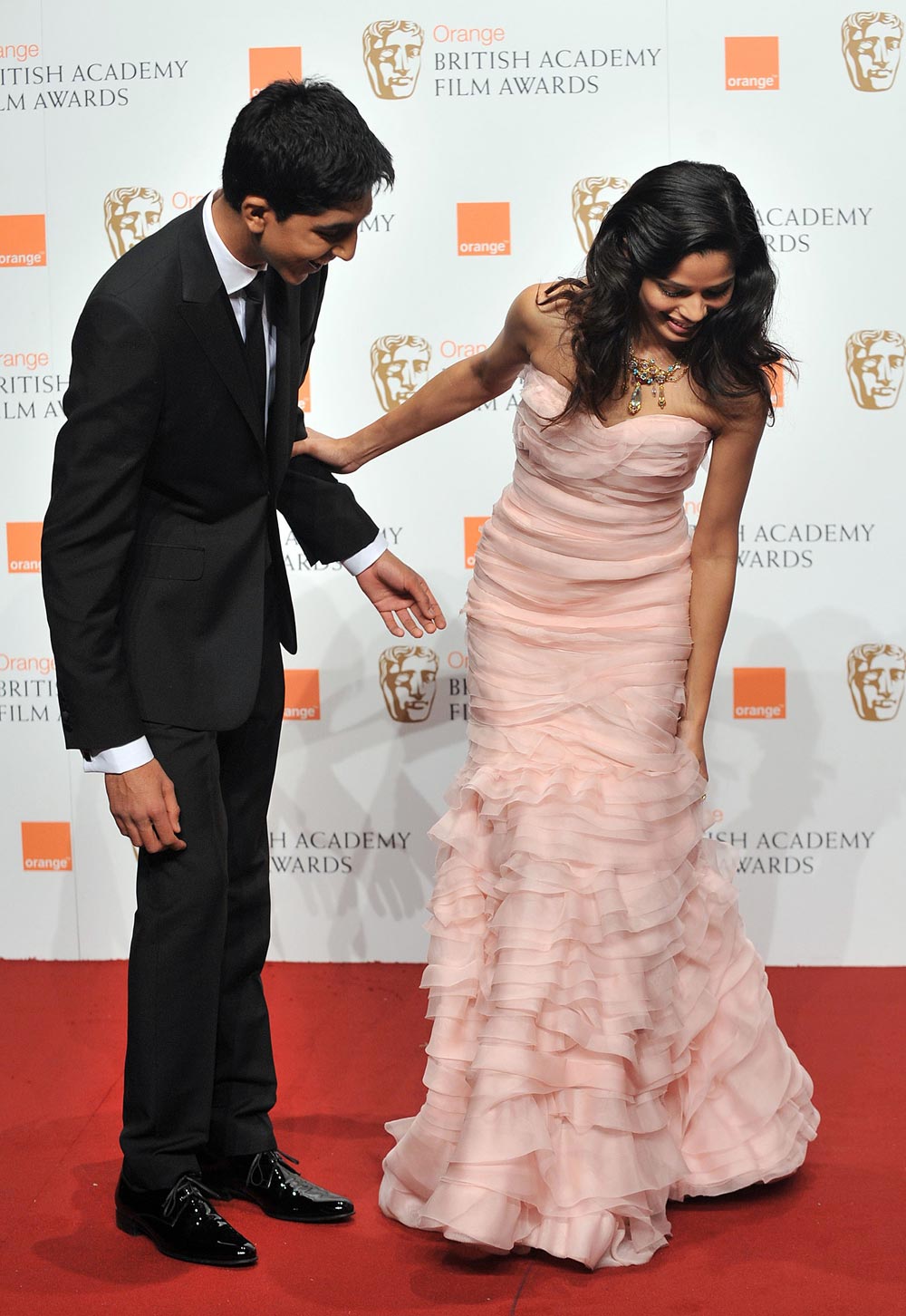 Dev+patel+and+freida+pinto+kiss