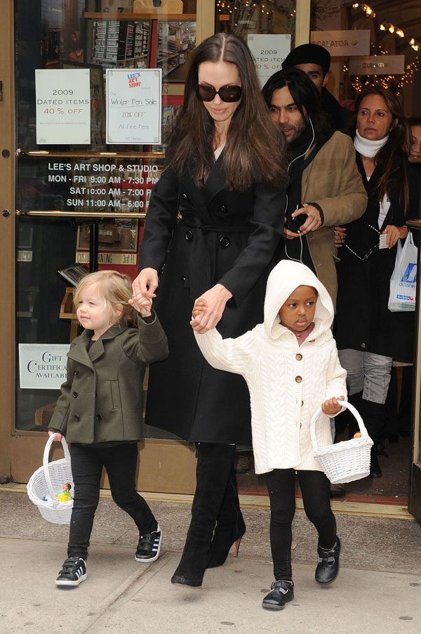 angelina jolie 180109 Angelina out with the girls on 2 18 09