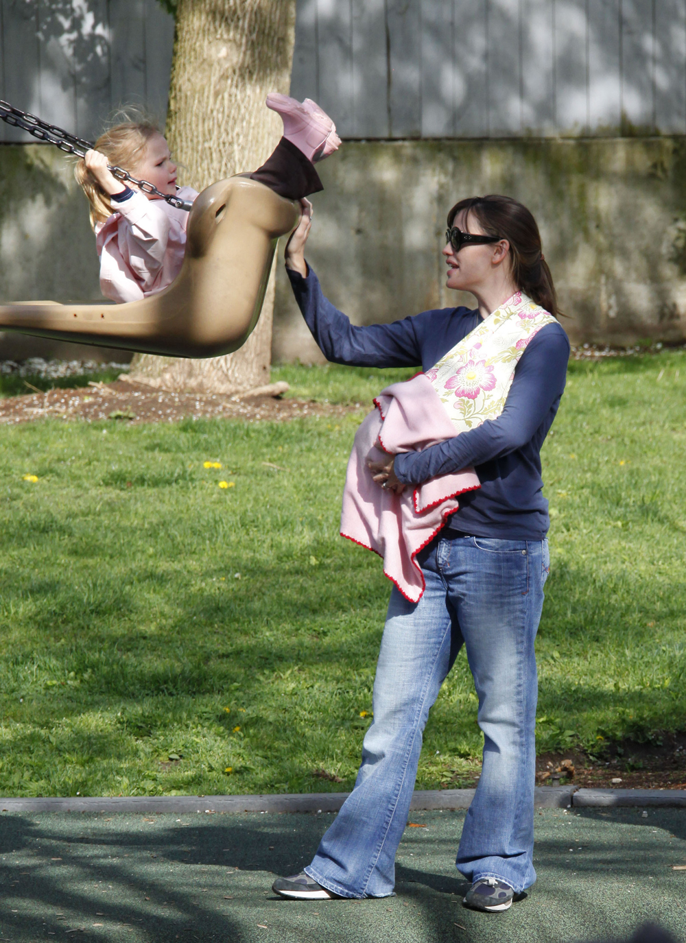 fp_2168294_jennifer_garner_takes_her_girls_out_to_play_