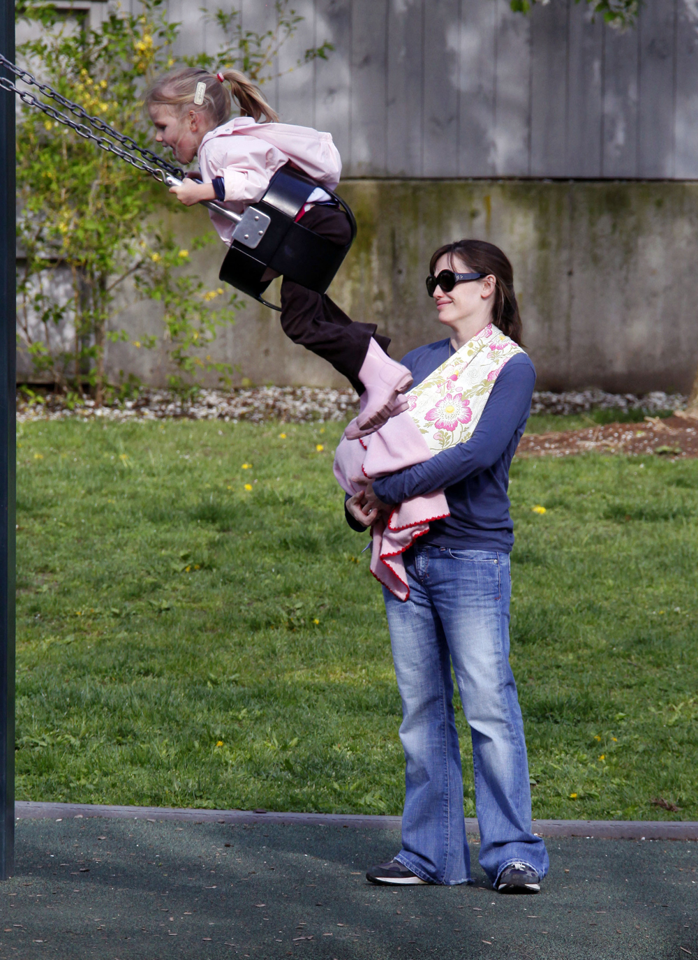 fp_2168302_jennifer_garner_takes_her_girls_out_to_play_
