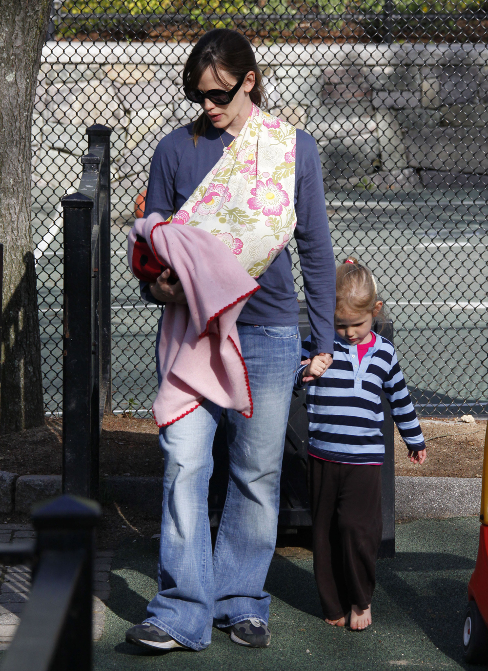 fp_2168318_jennifer_garner_takes_her_girls_out_to_play_