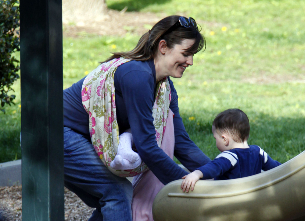 fp_2168326_jennifer_garner_takes_her_girls_out_to_play_