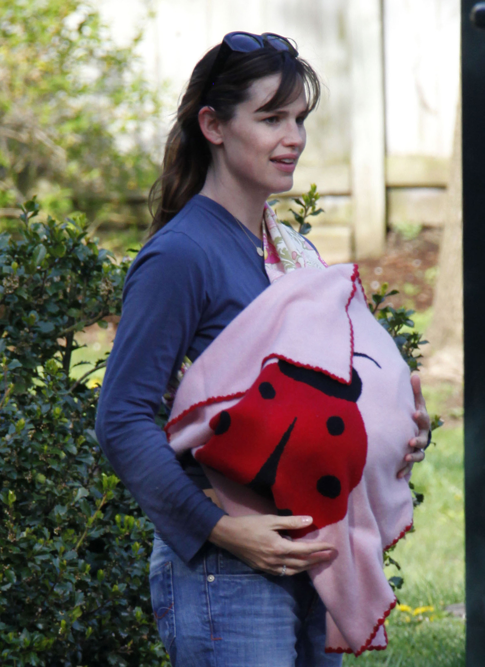 fp_2168330_jennifer_garner_takes_her_girls_out_to_play_
