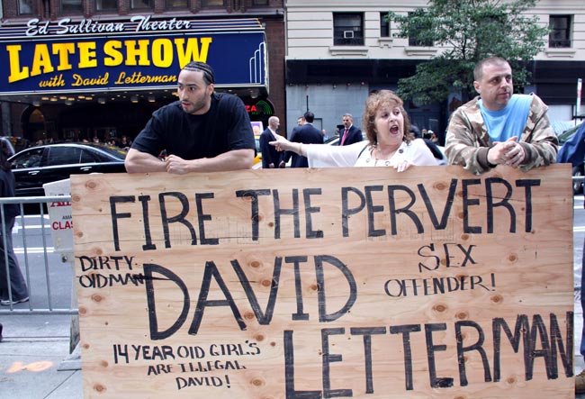 fp_3162615_letterman_protest_nyc_061609