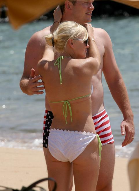 Anna Faris on the beach with new husband Chris Pratt