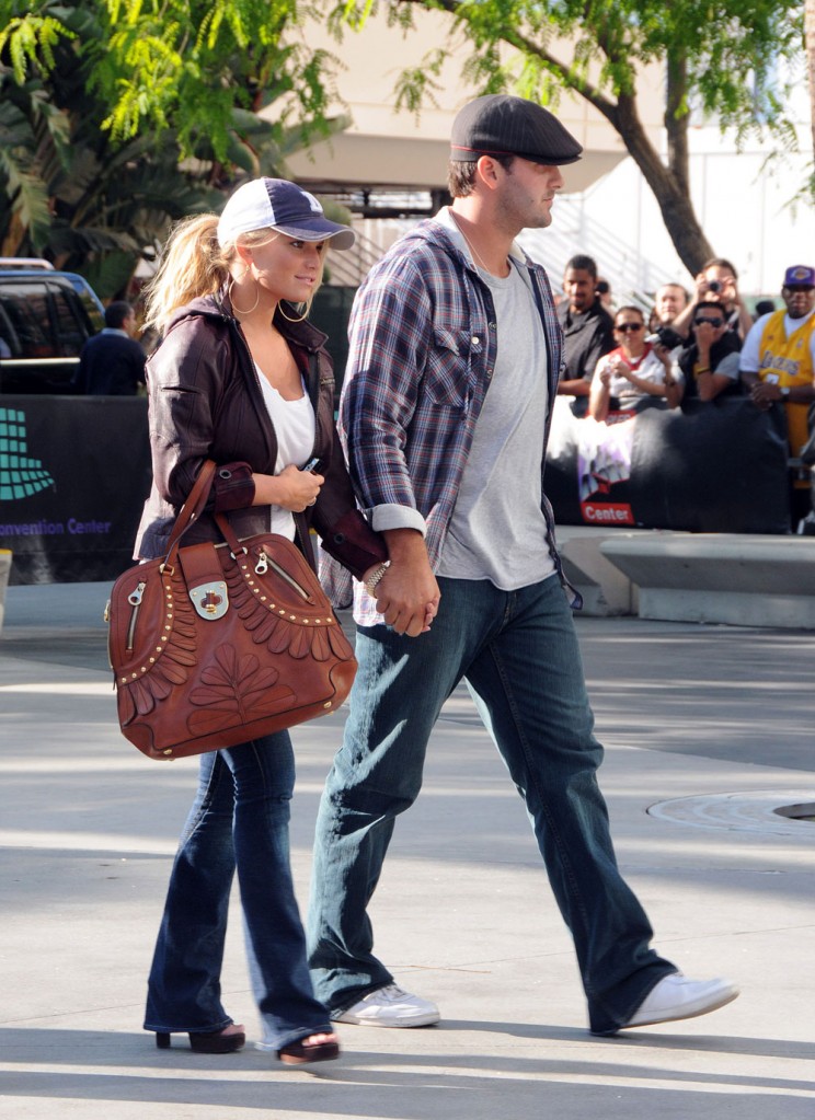 Yesterday, People Magazine was the first to break the story of Jessica Simpson and Ton Romo's split. According to their sources - who sound mostly like Romo 
