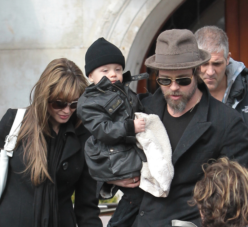  Brad Pitt Angelina Jolie and their two twins Vivienne and Knox 