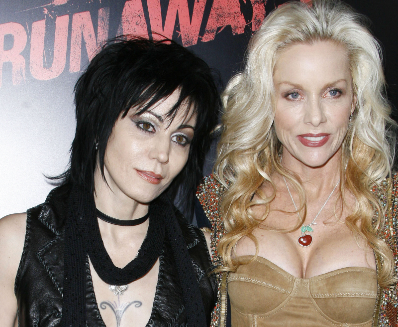 cherie currie and joan jett kiss. Kristen, Dakota, Cherie Currie