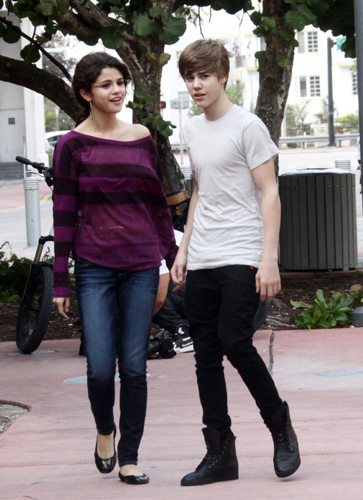 justin bieber selena gomez death. Teenyboppers Selena Gomez, 18,