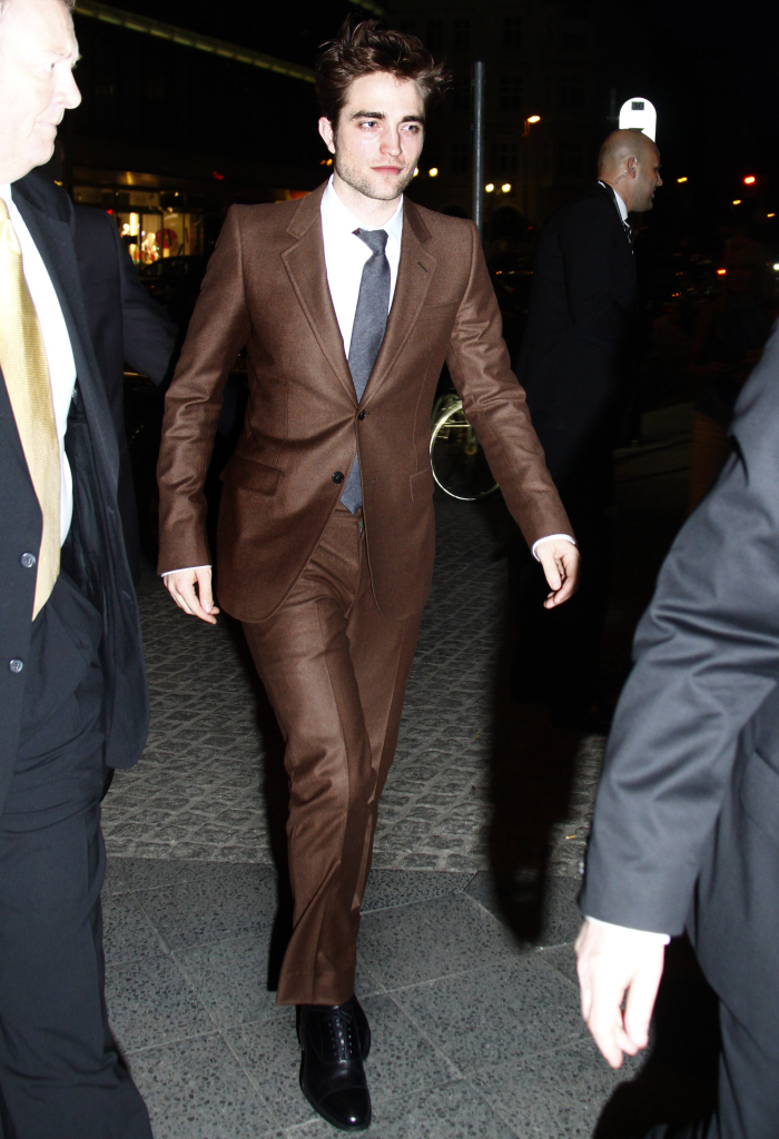 Cele|bitchy | Robert Pattinson's shiny brown suit: a bold choice