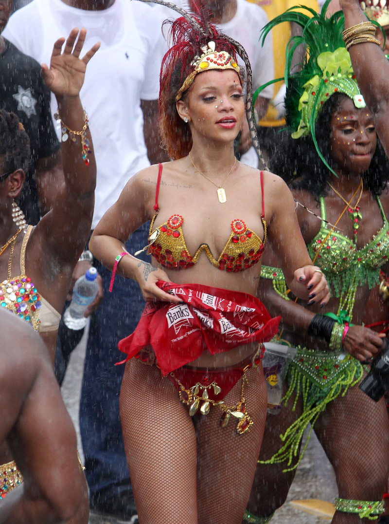 fp_7677785_big_rihanna_carnival_01_38.jpg