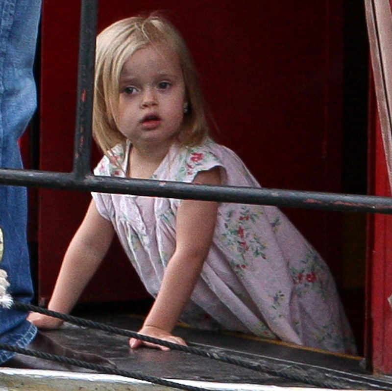 Brad Pitt & Angelina Jolie take the twins out to a puppet show on a barge