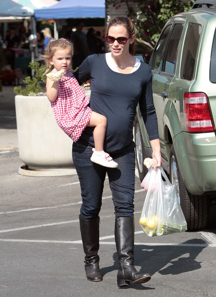 fp_8029500_garner_affleck_a