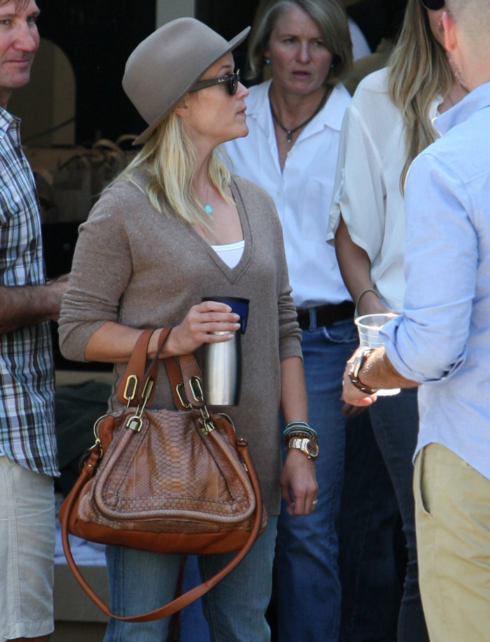 Cele|bitchy | Reese Witherspoon in trouble with PETA for carrying ...  