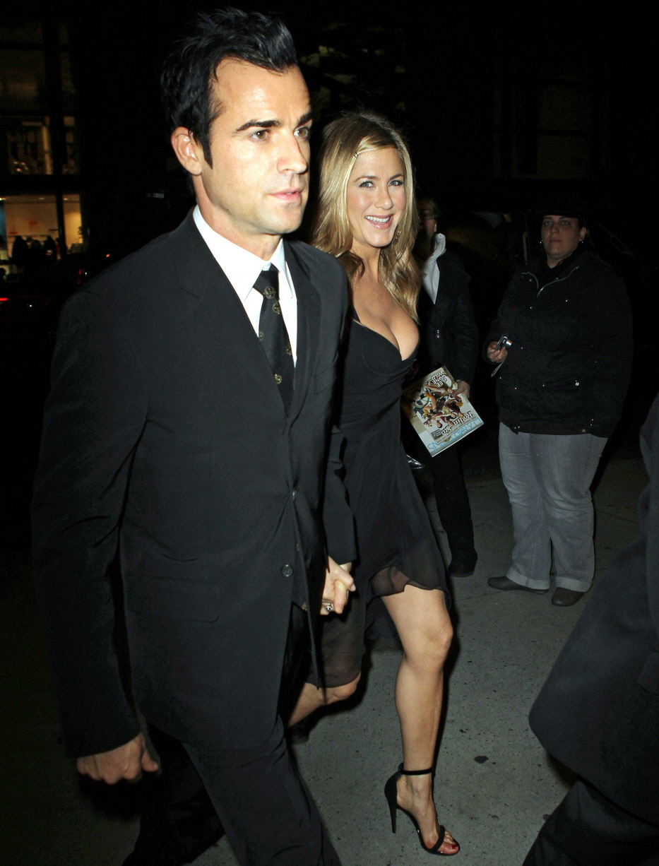 http://www.celebitchy.com/wp-content/uploads/2012/01/aniston21.jpg