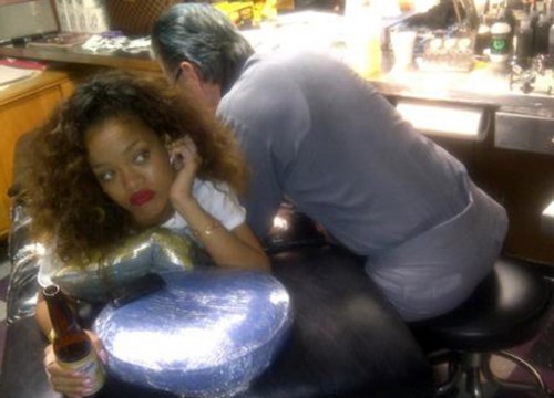 Cele bitchy Blog Archive Rihanna's'Thug Life' knuckle tattoo Links