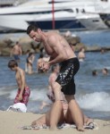 Hugh Jackman & Familie im Mittelmeer in Barcelona Hugh Jackman & Familie im Mittelmeer in Barcelona