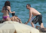 Hugh Jackman & Familie im Mittelmeer in Barcelona Hugh Jackman & Familie im Mittelmeer in Barcelona