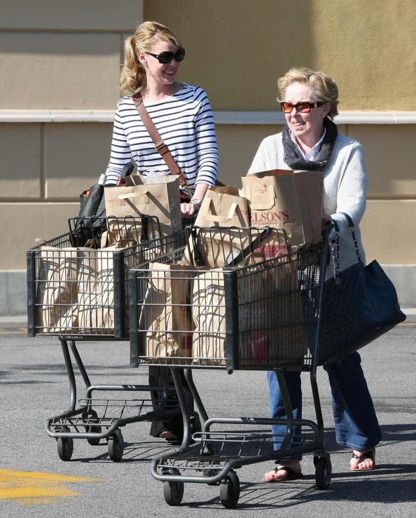 Katherine Heigl Shops At Gelson's With Her Mom