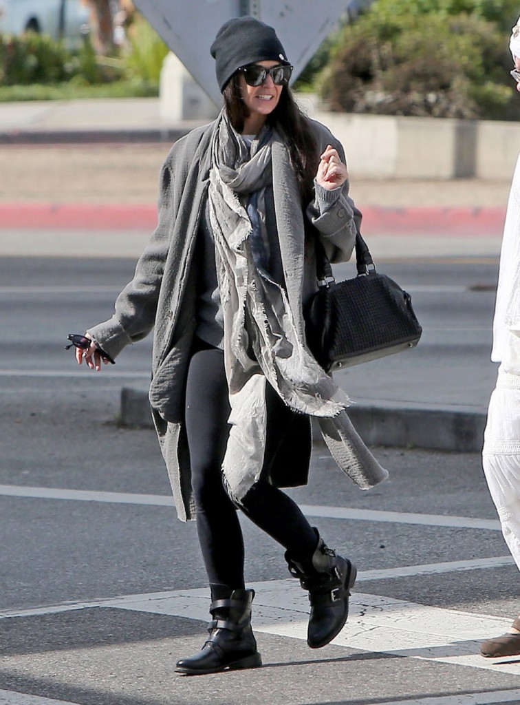 Semi-Exclusive... Demi Moore Out For Lunch With Her Yoga Instructor