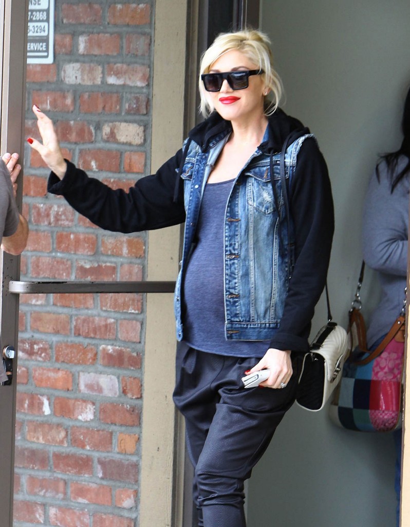 Pregnant Gwen Stefani Stops By An Acupuncture Studio
