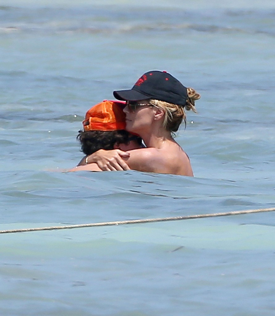 Heidi Klum spends a PDA-filled day on the beach with boyfriend Vito Schnabel in Mexico