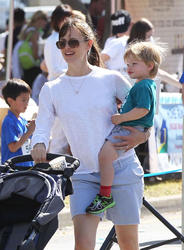 Jennifer Garner & Children Enjoy The 'Home Run for Kids' Race