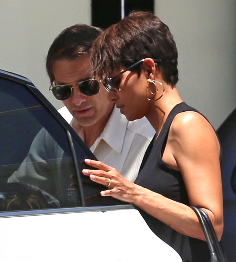 Exclusive... Halle Berry & Family Out For Mother's Day Brunch