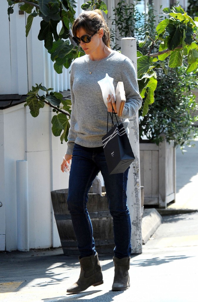 Jennifer Garner Takes Violet Shopping In Brentwood
