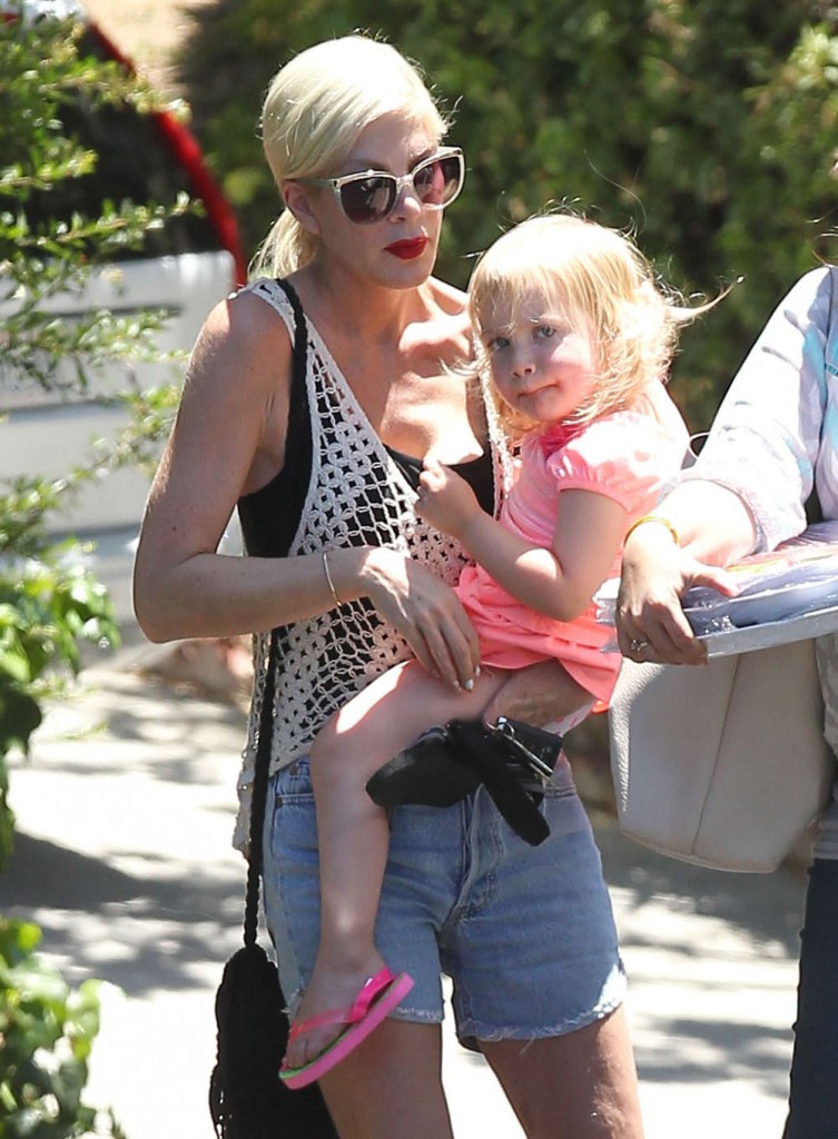 Semi-Exclusive... Tori Spelling & Kids Stop By A Friends House