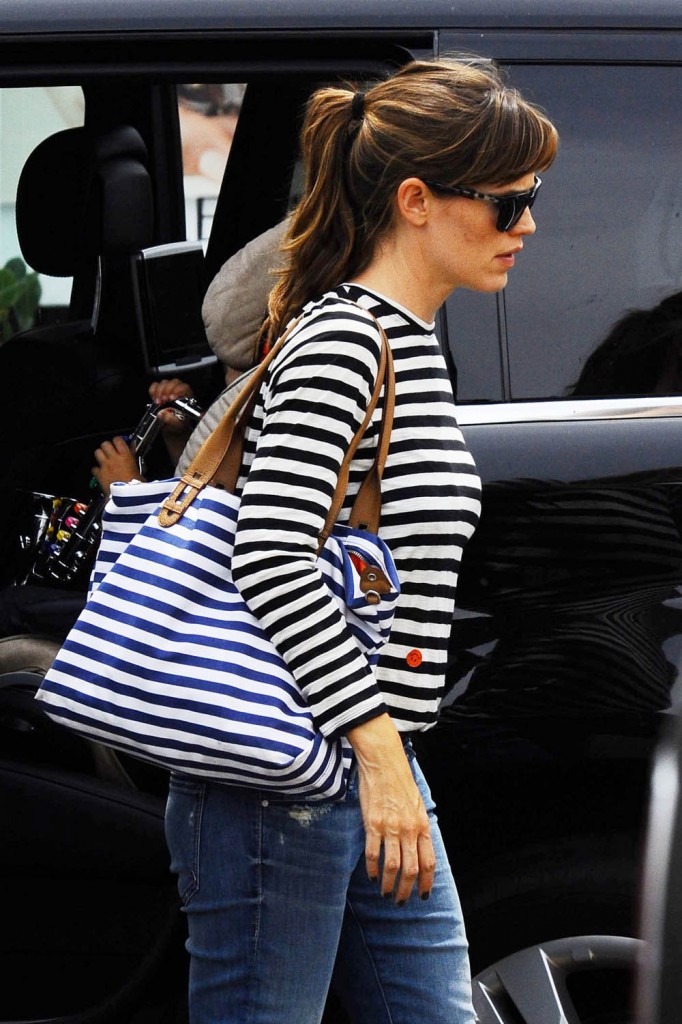 Exclusive... Jennifer Garner Visits The Brentwood Country Mart