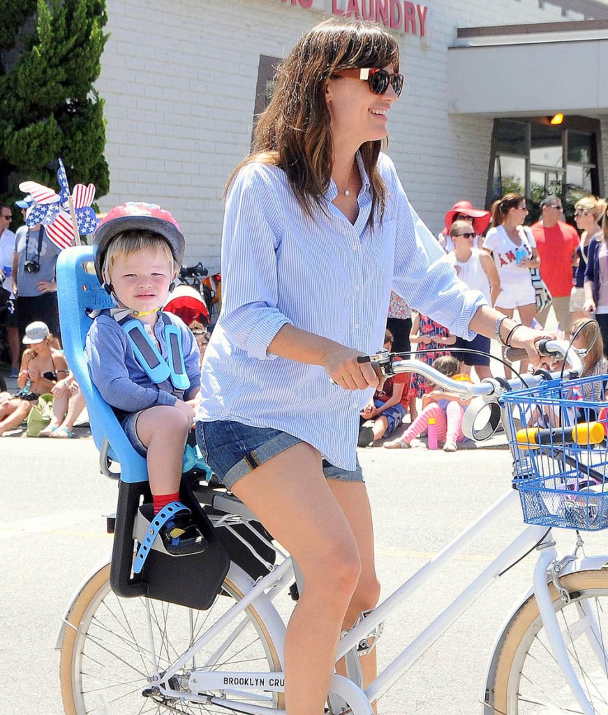 Ben Affleck & Jennifer Garner Enjoy A 4th Of July Parade With Their Kids