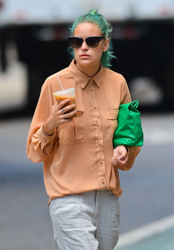 Tallulah Willis Grabbing An Iced Coffee