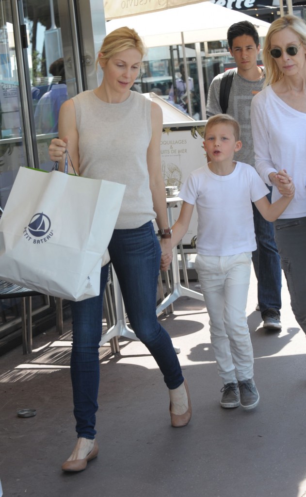 Kelly Rutherford leaving the Martinez