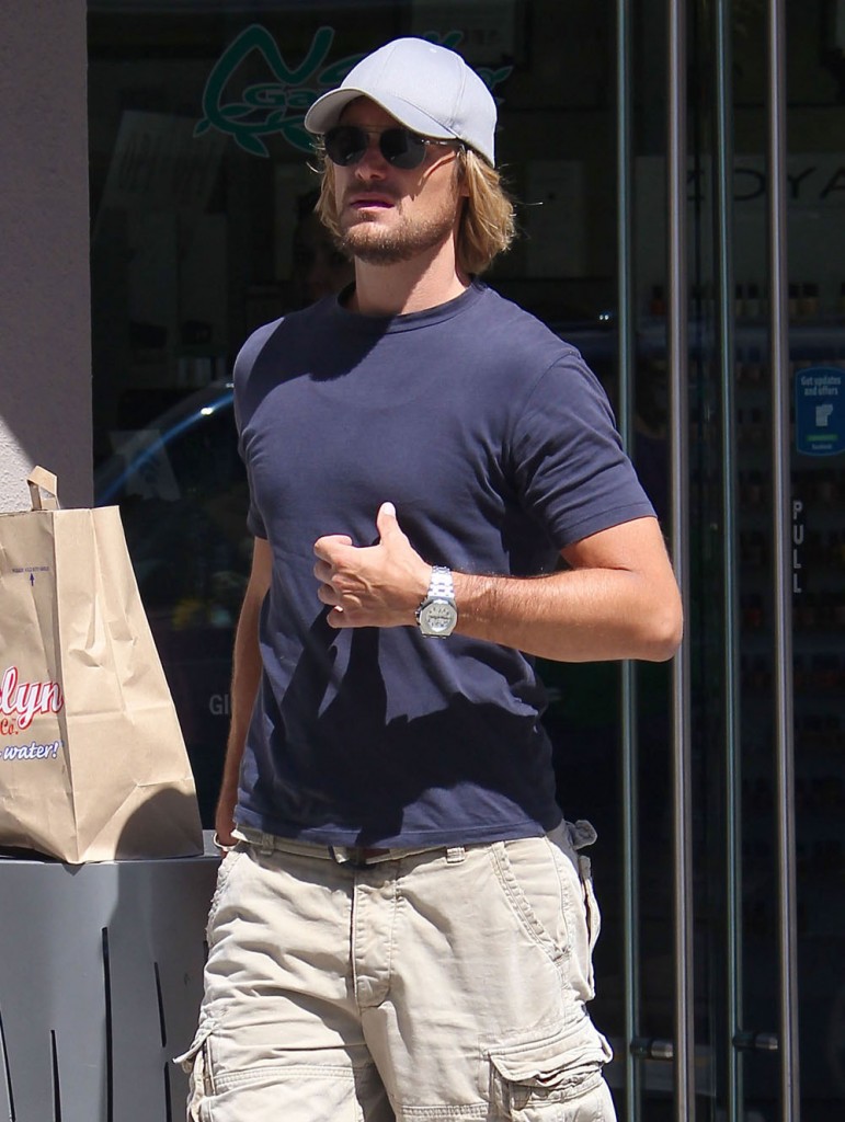 Exclusive... Gabriel Aubry Shopping At The Sherman Oaks Mall