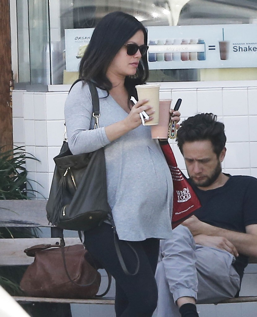 Exclusive... Pregnant Rachel Bilson Stops For Fresh Juice