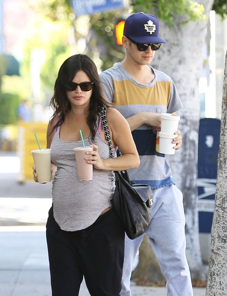 Pregnant Rachel Bilson & Hayden Christensen Stop For Smoothies