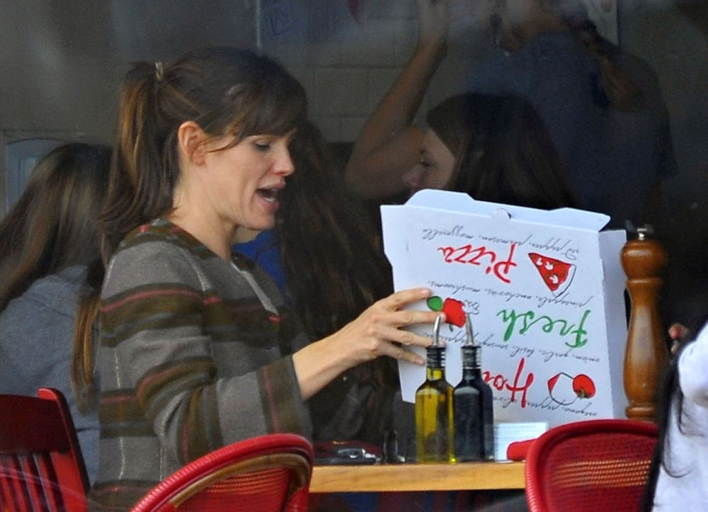 Exclusive... Jennifer Garner Enjoys A Pizza Date With Violet